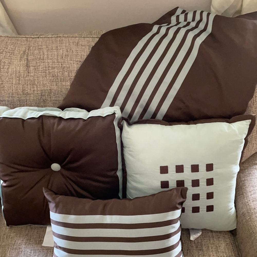 3 piece pillow set with throw